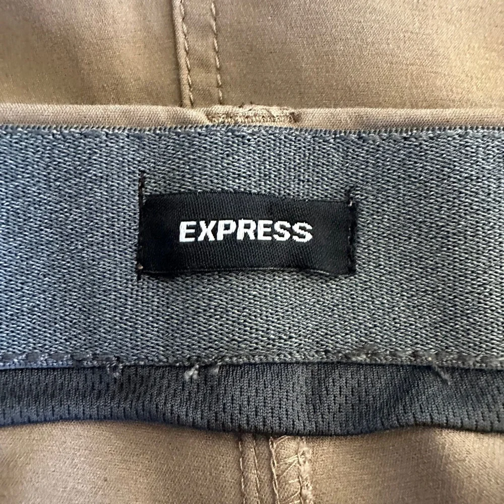 New Express Mens Dark Khaki Stretch Shorts 8 Inch Inseam Size 36 MEX615MM